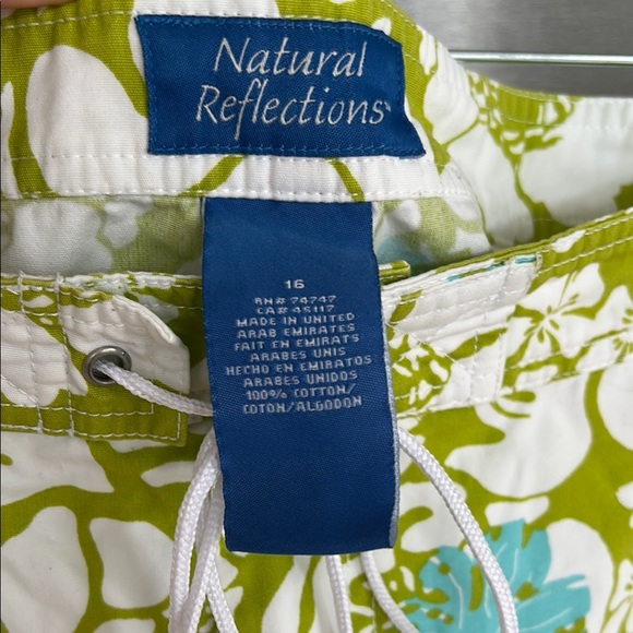 Natural Reflections Green and Blue Cargo Shorts for Summer Adventures - Picture 5 of 6
